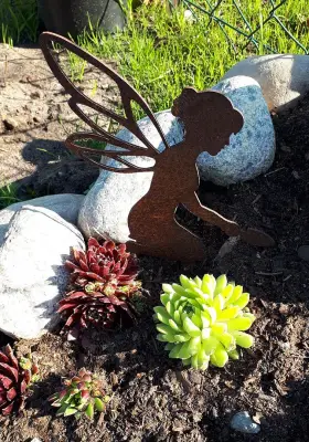Kundenfoto zu helfende Fee aus Edelrost kniend mit Schaufel, mit Stecker Höhe 16 cm Dekoidee und Geschenk