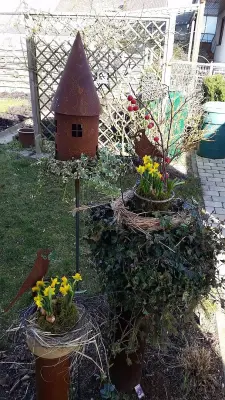 Kundenfoto zu Vogelhaus rund Höhe 45 cm - Vogelfutterhaus mit eckigen Fenstern