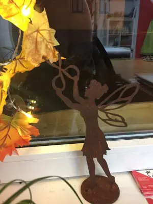Kundenfoto zu Helfende Fee aus Edelrost stehend mit Schere - auf Platte Höhe 28 cm - Dekoidee und Geschenk